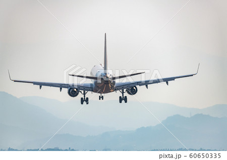 着陸する旅客機 60650335