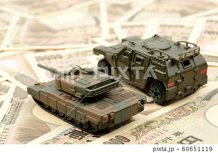 自衛隊の車両とお金 60651119