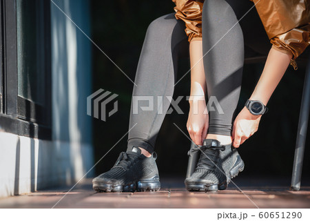 女性　ライフスタイル　出発 60651290