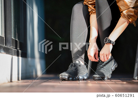 女性 ライフスタイル 出発 女性 ライフスタイル 出発 60651291