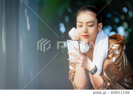女性 運動 スマホ 女性 運動 スマホ 60651296