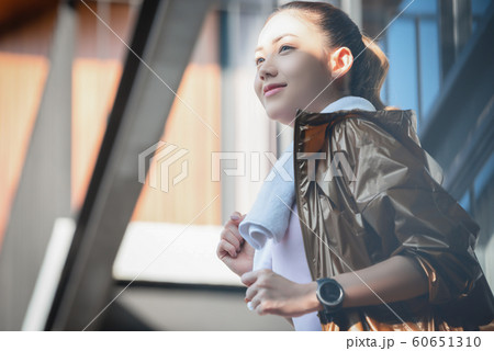 女性　ランニング　野外 60651310