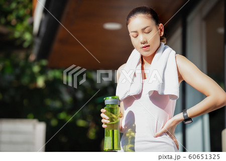 女性 運動 水分補給 女性 運動 水分補給 60651325