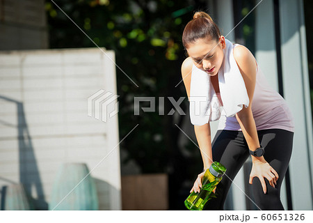 女性 運動 休憩 女性 運動 休憩 60651326