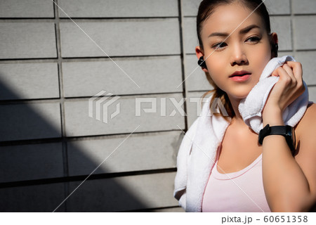 女性　運動　休憩 60651358