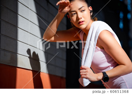 女性　運動　休憩 60651368