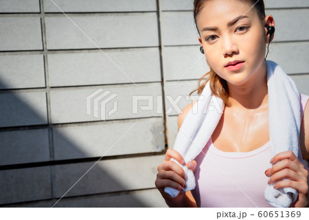 女性 運動 休憩 女性 運動 休憩 60651369