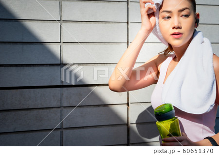 女性 運動 休憩 女性 運動 休憩 60651370