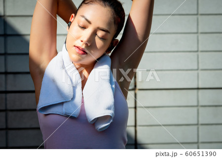 女性　ストレッチ　屋外 60651390