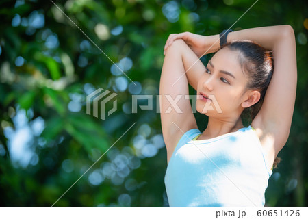 女性　ストレッチ　屋外 60651426