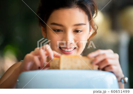 女性 食事 パン 女性 食事 パン 60651499