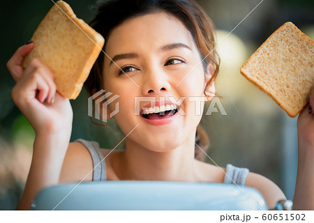 女性 食事 パン 女性 食事 パン 60651502