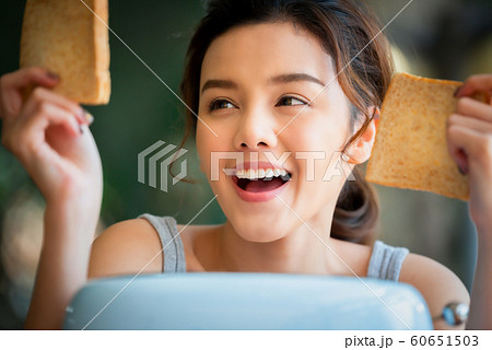 女性 食事 パン 女性 食事 パン 60651503