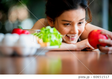 女性　ライフスタイル　料理 60651517