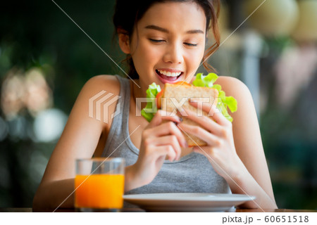 女性　ライフスタイル　食事 60651518