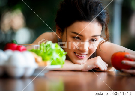 女性　ライフスタイル　料理 60651519