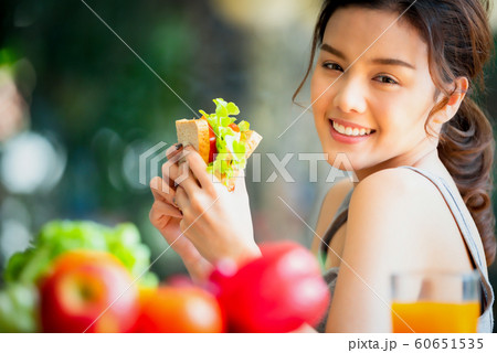 女性 ライフスタイル 食事 女性 ライフスタイル 食事 60651535