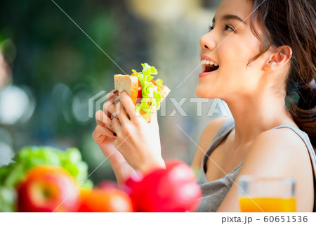 女性 ライフスタイル 食事 女性 ライフスタイル 食事 60651536