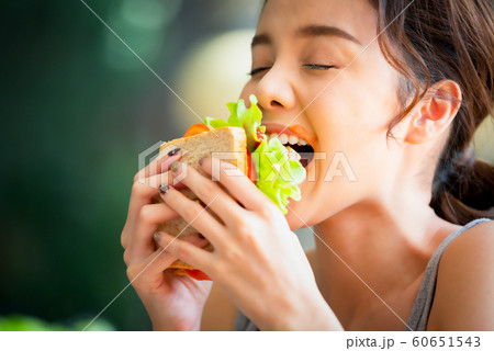 女性　ライフスタイル　食事 60651543