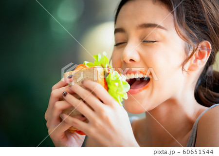 女性　ライフスタイル　食事 60651544