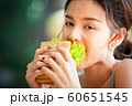 女性　ライフスタイル　食事 60651545