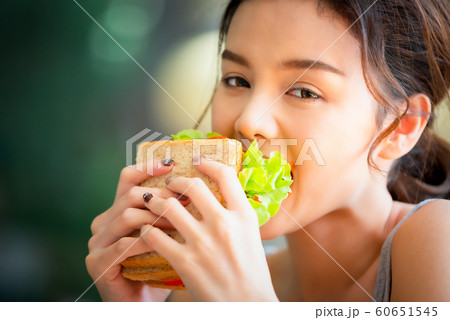 女性　ライフスタイル　食事 60651545