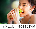 女性　ライフスタイル　食事 60651546