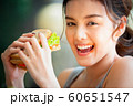 女性　ライフスタイル　食事 60651547
