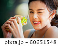 女性　ライフスタイル　食事 60651548