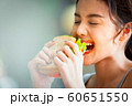 女性　ライフスタイル　食事 60651550