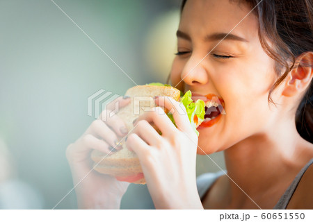 女性　ライフスタイル　食事 60651550