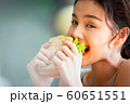 女性　ライフスタイル　食事 60651551