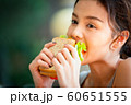 女性　ライフスタイル　食事 60651555