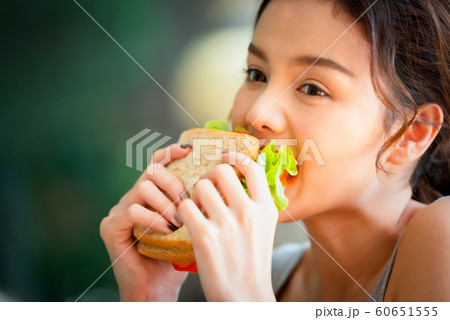 女性 ライフスタイル 食事 女性 ライフスタイル 食事 60651555