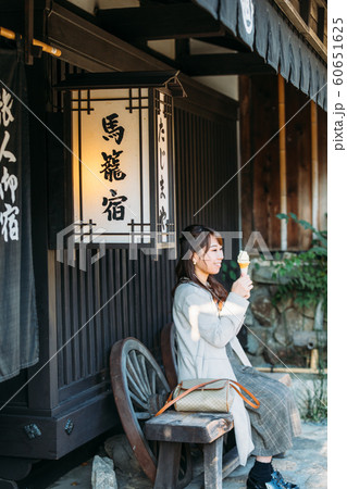 馬籠 女性 食べ歩き 馬籠 女性 食べ歩き 60651625
