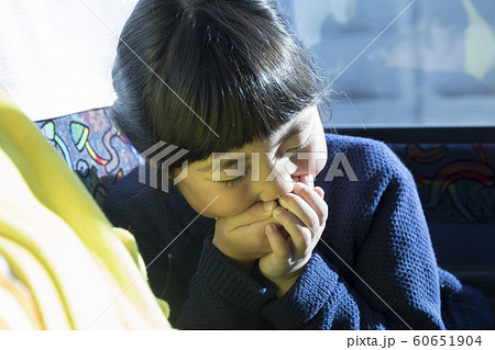 バスで乗り物酔いをする子供 バスで乗り物酔いをする子供 60651904