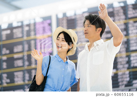 旅行　空港　手を振る　待合せ 60655116