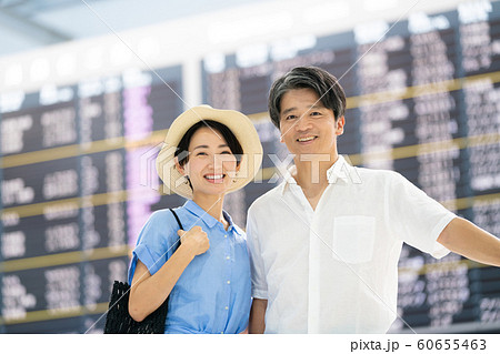 旅行　空港　夫婦　カップル　海外旅行 60655463