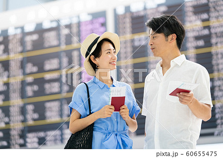 旅行 空港 夫婦 カップル 海外旅行 パスポートの写真素材