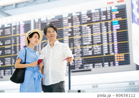 旅行　空港　夫婦　カップル　海外旅行　パスポート 60656112