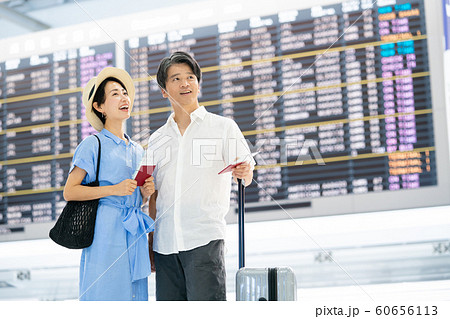 旅行　空港　夫婦　カップル　海外旅行　パスポート 60656113