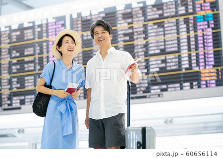 旅行 空港 夫婦 カップル 海外旅行 パスポート 旅行 空港 夫婦 カップル 海外旅行 パスポート 60656114