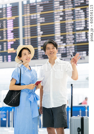 旅行　空港　夫婦　カップル　海外旅行　パスポート 60656115