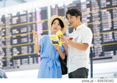 旅行 空港 夫婦 カップル 海外旅行 ガイドブック 旅行 空港 夫婦 カップル 海外旅行 ガイドブック 60656362