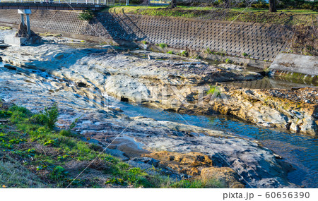 台風でえぐられた川底 60656390