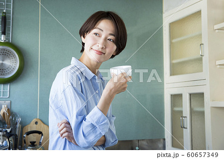 キッチン 台所 主婦 女性 若い女性 リラックス キッチン 台所 主婦 女性 若い女性 リラックス 60657349