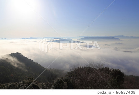 紫雲出山から濃霧の三豊市を見る（中央右に七宝山） 60657409