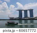 シンガポールのマリーナベイサンズと遊覧船 60657772