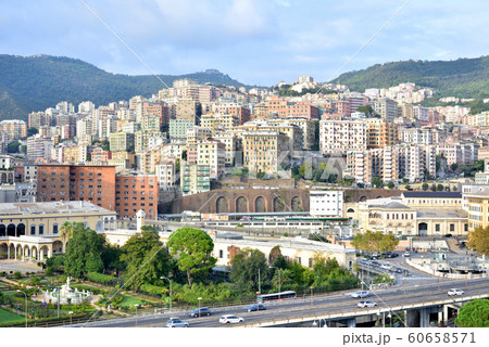 イタリア ジェノバ市街 地中海クルーズ客船上から イタリア ジェノバ市街 地中海クルーズ客船上から 60658571