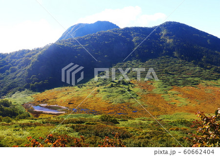 妙高山　山頂への道　黒沢池と三田原山、妙高山遠景 60662404